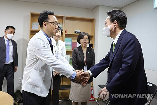 윤석열 대통령이 1일 대전 유성구 유성선병원을 방문해 간담회에 참석한 의료진과 인사하고 있다. [대통령실 제공=연합뉴스]